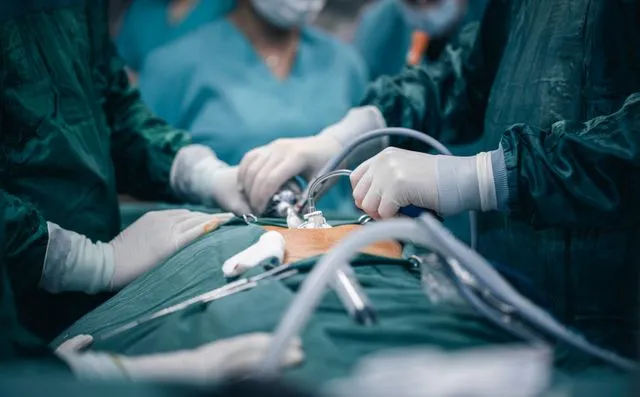 Profissionais de Medicina utilizando equipamentos durante operação