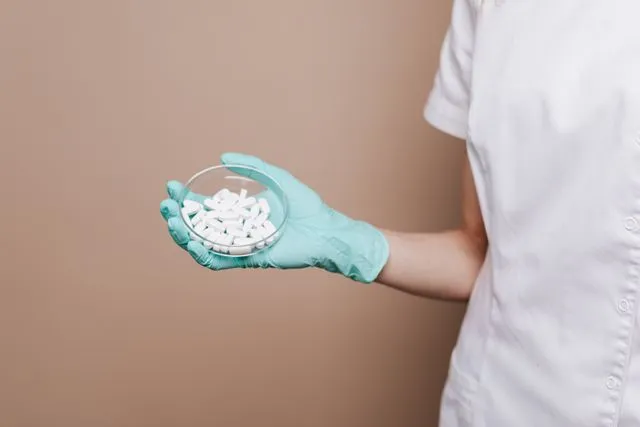 Profissional farmacêutica segurando comprimidos