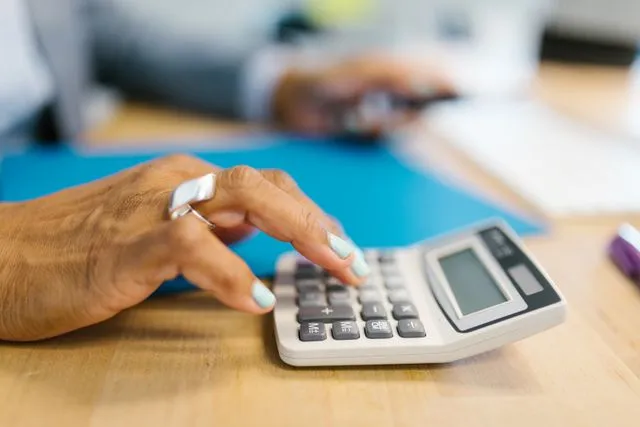 Profissional utilizando calculadora durante atividade