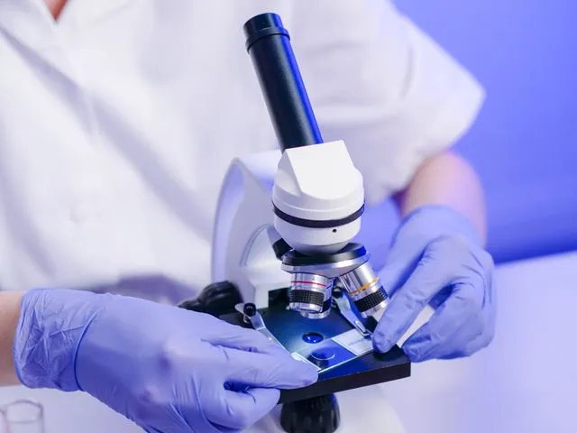 Profissional utilizando equipamento em laboratório